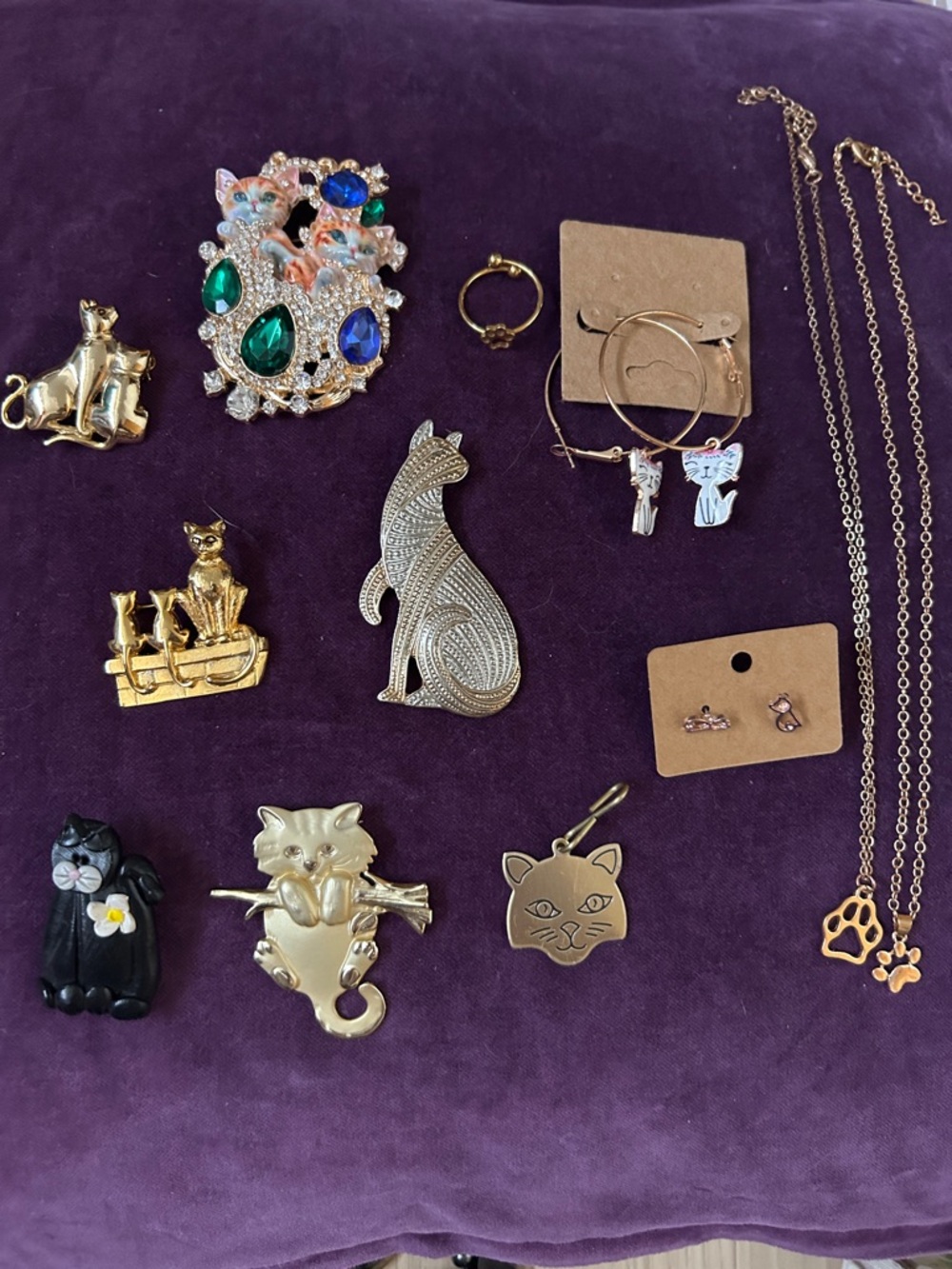 Gold tone cat jewelry lot
